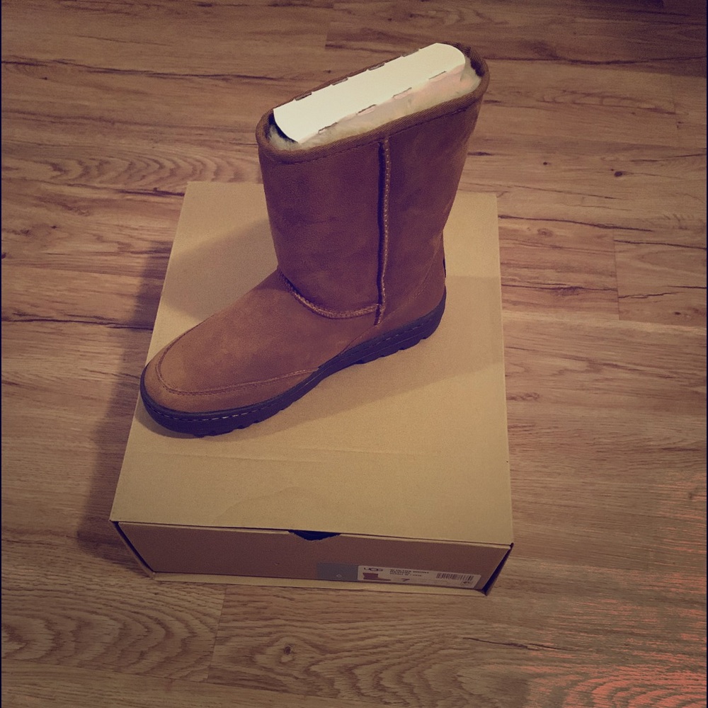 *SOLD* Orig UGG Revival Short Boots Chestnut Sz7